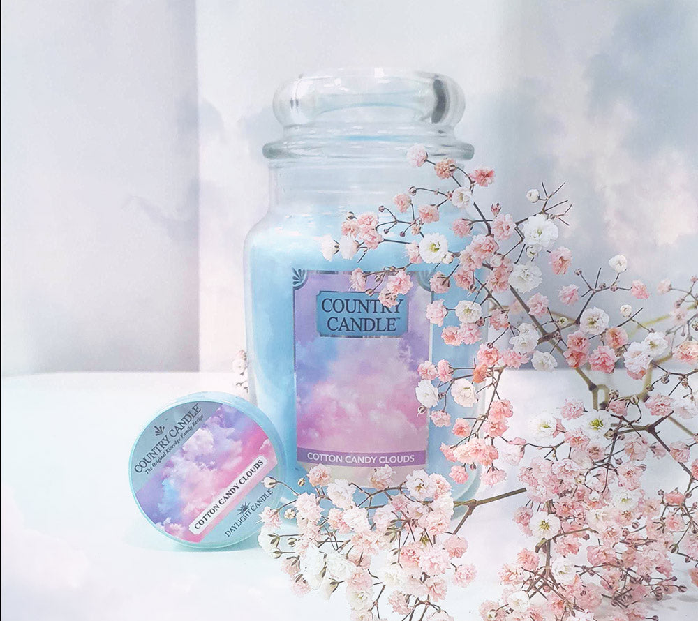 
                  
                    Die Duftkerze Cotton Candy Clouds von Country Candle ist ein süßes, verführerisches und dennoch luftig-leichtes Dufterlebnis.
                  
                