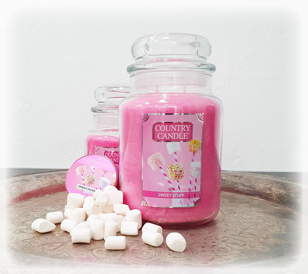 
                  
                    Sweet Stuff von Country Candle ist ein süßer, reichhaltiger Duft mit leichten Noten von Zitrusfrüchten, Jasmin und Kokosnuss.
                  
                