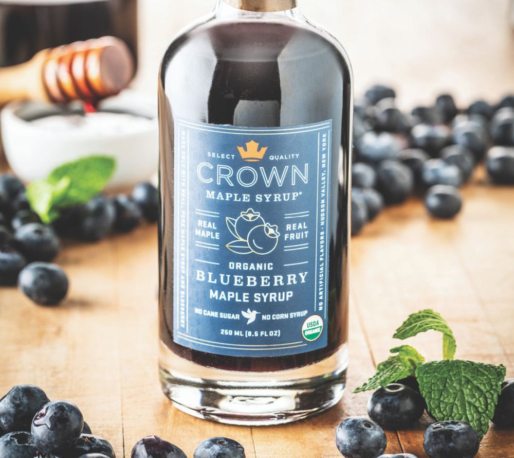 
                  
                    Der wohl reinste Ahornsirup der Welt von Crown Maple mit dem sommerlichen Beigeschmack fruchtiger Blueberries
                  
                