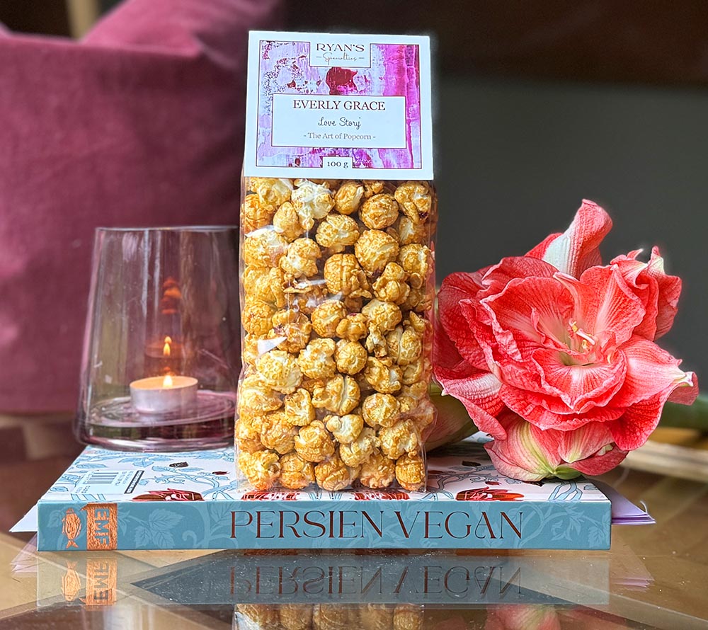 Everly Grace Popcorn - Love Story 100g kaufen ☆ Mit Mandeln, Vanille und Rosenblüten ☆ Der perfekte Snack ☆ Mehr Sorten ☆ Jetzt probieren!