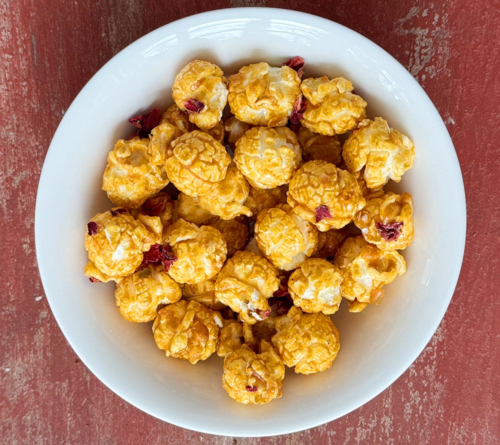 Everly Grace Popcorn - Love Story 100g kaufen ☆ Mit Mandeln, Vanille und Rosenblüten ☆ Der perfekte Snack ☆ Mehr Sorten ☆ Jetzt probieren!