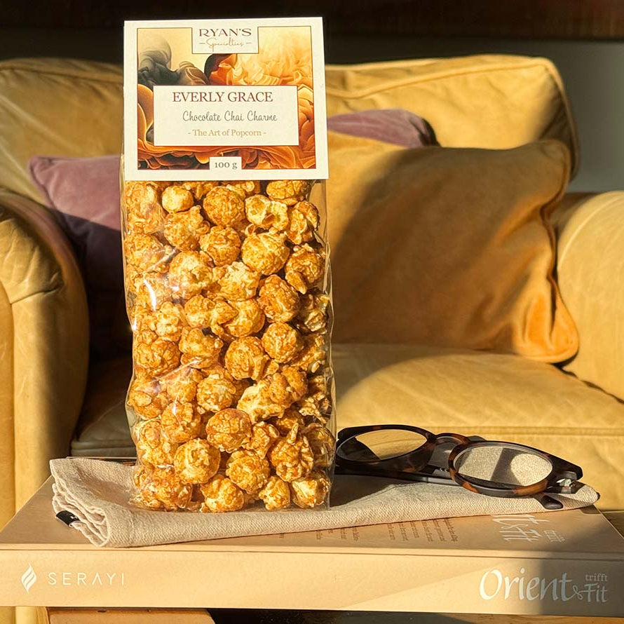 Everly Grace Popcorn - Chocolate Chai Charme 100g kaufen ☆ Mit Schokoladenextrakt und Chai-Gewürz ☆ Der perfekte Snack ☆ Mehr Sorten ☆ Jetzt probieren!