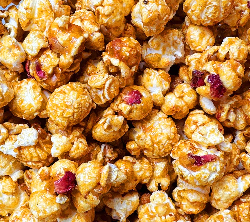 Everly Grace Popcorn - Love Story kaufen ☆ Mit Mandeln, Vanille und Rosenblüten ☆ Der perfekte Snack ☆ Mehr Sorten ☆ Jetzt probieren!