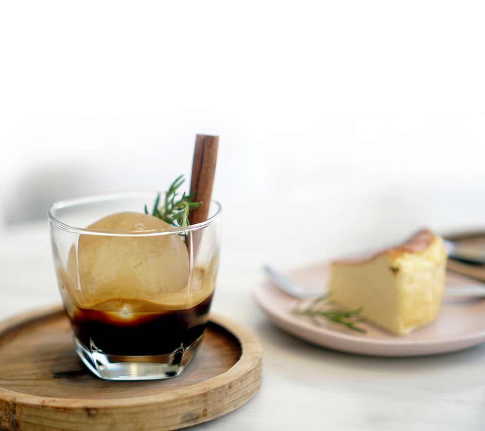 Mit dem Sphere Ice Cube Tray von W&P gelingen Ihnen tolle Eiskugeln, mit denen Sie Ihre Getränke und Cocktails wunderbar kühlen können.
