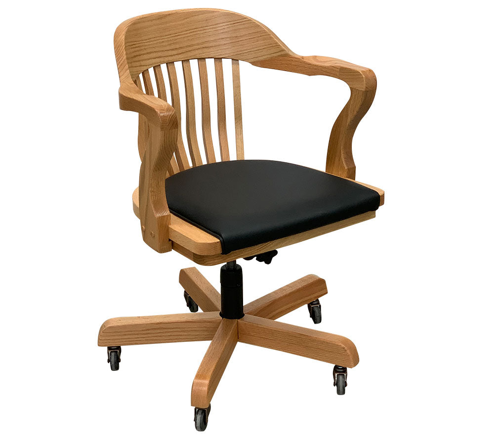 Die original Jasper Stühle der traditionsreichen Jasper Seating Company aus dem südlichen Indiana stehen auch in amerikanischen Gerichtssälen und Büchereien. Diese legendären Stühle werden seit 1929 aus massivem Eichen- oder Ahornholz mithilfe der äußerst seltenen Holz-Dampfbiegetechnik kunstvoll in Jasper, Indiana, gefertigt.