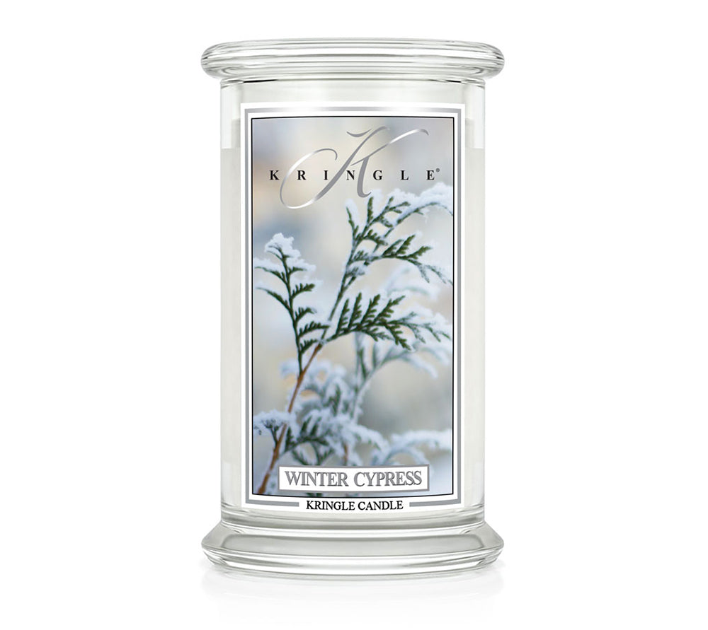 Large Winter Cypress (22 oz-Glas, 2-Docht) kaufen ✚ Kringle Candle ✚ In allen Größen ✚ Große Auswahl ✚ Made in USA ✚ Weltweiter Versand