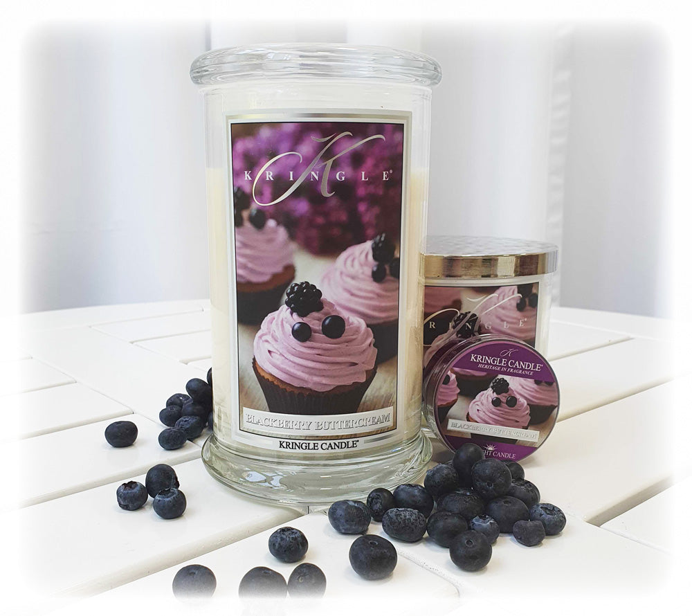 
                  
                    Die Duftkerze Blackberry Buttercreme von Kringle Candle vermischt den süß-cremigen Geruch frischer Buttercreme mit der fruchtigen Note von Beeren.
                  
                