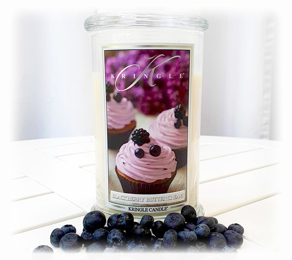 
                  
                    Die Duftkerze Blackberry Buttercreme von Kringle Candle vermischt den süß-cremigen Geruch frischer Buttercreme mit der fruchtigen Note von Beeren.
                  
                