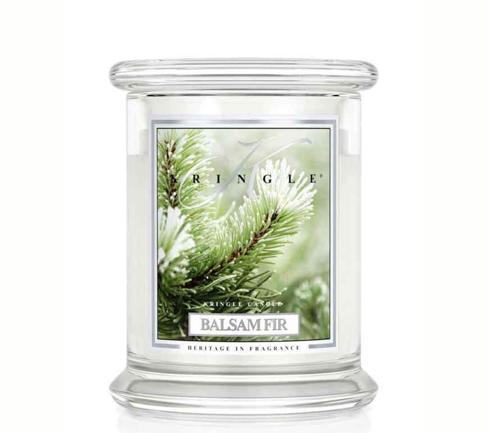 Kringle Candle Balsam Fir Medium von American Heritage ☆ Frische Tannenbäume erinnern an entspannte Stunden im Wald. Balsam Fir ist nicht nur zur Winterzeit beliebt, sondern das ganze Jahr über als Wellnessduft.
