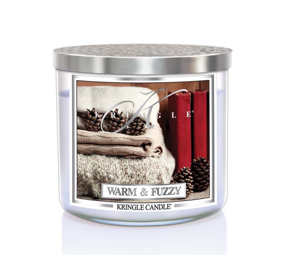 Kringle Candle Warm & Fuzzy Soy Blend Silver Lid von American Heritage ☆ Duftkerze von Kringle Candle mit Zedernholzaroma und Noten von Veilchen und Rose. Wärme und Behaglichkeit in der kühleren Jahreszeit.