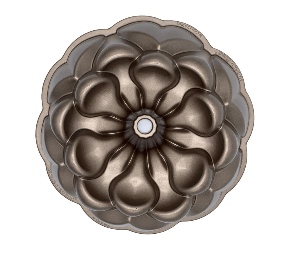 Magnolia Bundt Backform von Nordic Ware - stylische Backform mit Antihaftbeschichtung, nicht für die Spülmaschine geeignet.