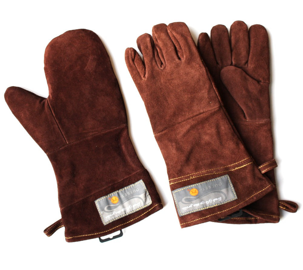 
                  
                    Sie haben die Wahl: Entweder den robusten Grillhandschuh als Fäustling für die Hand Ihrer Wahl oder ein Paar Grillhandschuhe mit Fingern. Herrlich braunes Leder mit Haken zum Aufhängen.
                  
                