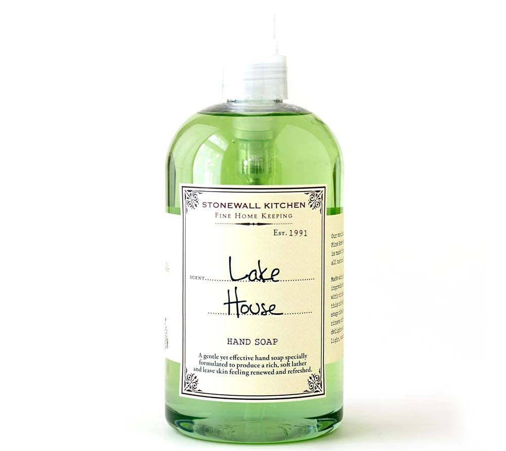 Lake House Hand Soap von Stonewall Kitchen ☆ Die hochwertige Handwaschseife von Stonewall Kitchen vereint mit ihrem einzigartigen Duft Erinnerungen genau an jene malerische Szene und lädt zum Wellness-Kurzurlaub im eigenen Zuhause ein.