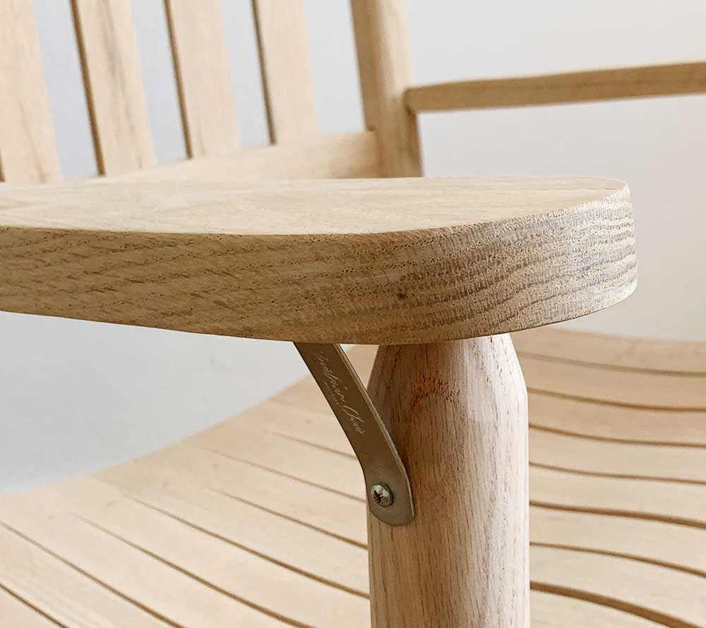 
                  
                    Plantation Schaukelstuhl aus unbehandeltem Eichenholz von Troutman
                  
                
