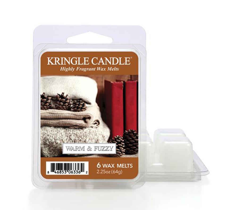 Duftkerze von Kringle Candle mit Zedernholzaroma und Noten von Veilchen und Rose. Wärme und Behaglichkeit in der kühleren Jahreszeit.